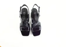 Sandalias de cuero charol negro arrugado, con punta cuadrada, tiras cruzadas y taco bloque.