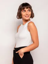 Musculosa amarilla de morley con cuello redondo y sisas anchas.