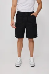 Bermuda cargo negra de corte recto, con cordón ajustable en la cintura y bolsillos laterales tipo parche con cierre.