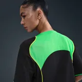 Camiseta Nike Total 90 Energy de color negro, con detalles en amarillo flúor y verde, de manga corta y cuello en V. Presenta un diseño inspirado en los años 2000 con el número 90 impreso en el centro del pecho y ribetes curvados en contraste.