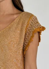 Top tejido color crudo con escote en V y mangas cortas con detalle de encaje.