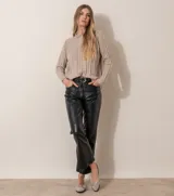 Pantalón de cuero ovino italiano color crema, de corte recto con tajos laterales en el ruedo.
