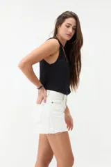 Short de denim blanco de tiro medio, con costuras pespuntadas en contraste y terminación desmechada en el ruedo.