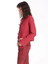 Blusa manga larga color rojo ladrillo, con textura arrugada y lazos en el frente.