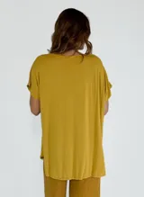 Blusa marrón de viscosa con escote en V y mangas cortas.