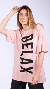 Remera rosa de corte holgado con la palabra "RELAX" estampada en vertical en color negro.
