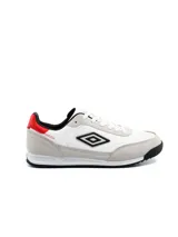 Championes de hombre Umbro modelo Omni, de diseño urbano en color blanco con superposiciones de gamuza gris en la puntera y el talón. Presenta detalles en rojo en la parte trasera, el logo de la marca en el lateral y suela de goma estriada en color negro.