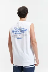 Musculosa blanca de algodón con corte oversize y estampado con texto en azul.