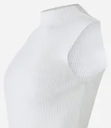 Musculosa roja de punto con cuello alto y tirantes anchos.