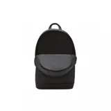 Mochila Nike Elemental color negro, con compartimento principal con cierre, bolsillo frontal con panel de malla y logo de la marca estampado en contraste.