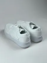 Championes blancos de estilo casual, con cordones y suela de goma.