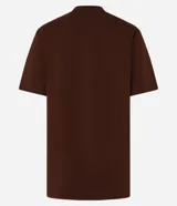 Remera marrón de algodón con cuello redondo y mangas cortas. Presenta un aplique de corazón con volados en el frente.