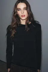 Camiseta de manga larga confeccionada en tejido de punto interlock elástico y flexible, con cuello redondo y bajo recto.
