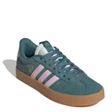Championes Adidas VL Court 3.0 para mujer, color verde con detalles en rosa y suela marrón.