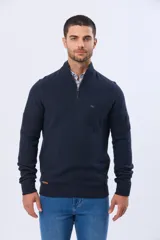 Buzo de punto texturado color azul marino, con cuello alto y cierre frontal parcial. Presenta puños y ruedo acanalados, con un pequeño logo bordado en el pecho.