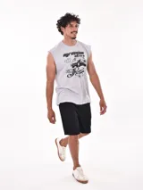 Musculosa sin mangas color gris melange, con cuello redondo y corte oversize. Presenta un estampado frontal con texto en tipografía estilo 'hot rod' y un coche antiguo.