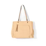 Bolso tipo shopper de paja color beige con detalles en cuero sintético color camel. Tiene doble asa de hombro y bolsillo externo con cierre.