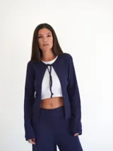 Saco abierto de punto fino, color verde menta, con mangas largas y corte corto a la cintura.