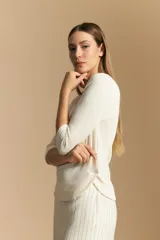 Remera de tejido acanalado (rib) color blanco, con escote cuadrado y mangas tres cuartos, de ajuste entallado al cuerpo.