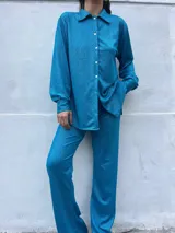 Camisa turquesa de manga larga con botones.