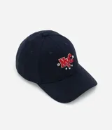 Gorra de sarga de algodón color azul marino, con visera curva y bordado frontal que incluye las letras "NYC" en rojo con borde blanco y el número "19" y estrellas en blanco.