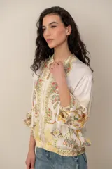 Campera liviana de satén con estampado floral y tropical, cierre frontal con cremallera, cuello mao y puños y cintura elásticos.
