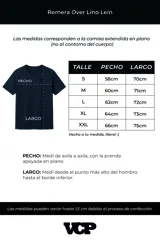 Remera de hombre, color crema, con cuello amplio y corte oversize. El tejido es liviano y texturado, similar al lino.