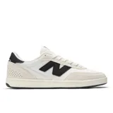 Zapatillas de skate New Balance modelo 440, color blanco con detalles en negro y beige. Confeccionadas en gamuza y malla, con logo "N" característico en los laterales y entresuela ABZORB.