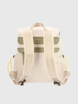 Mochila Hush Puppies de poliéster reciclado en color beige. Presenta un compartimento principal con solapa y cierre, doble bolsillo frontal con cierre, bolsillos laterales con cordón ajustable y detalles en amarillo y verde oliva. Incluye correas ajustables y forro interior.
