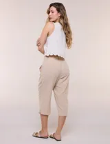 Pantalón capri de algodón a rayas verticales en tonos azul, celeste y blanco, con cintura elastizada, cordón de ajuste frontal y bolsillos aplicados.