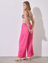 Pantalón de seda fría color fucsia, de pierna ancha, con pretina ancha elastizada en punto smock y cordón de ajuste.