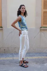 Musculosa de tejido de punto con diseño de flor en tonos rosa y naranja, con cuello redondo y calce relajado.