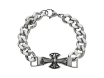 Pulsera de acero plateado con eslabones gruesos y cierre de mosquetón. Presenta un dije central con forma de cruz con detalles ornamentales en negro.