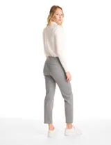 Pantalón de corte slim con estampado de cuadros gales, confeccionado en tejido elastizado. Presenta una pretina ancha y plana de diseño pull-on para un calce cómodo y limpio.
