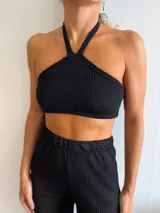 Top halter negro tejido con textura waffle.