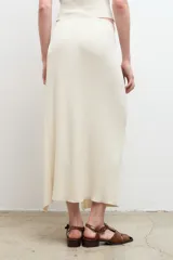 Falda midi negra de punto con abertura lateral.