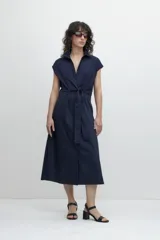 Vestido camisero midi azul marino con cuello, mangas cortas, cierre frontal con botones y cinto del mismo material.