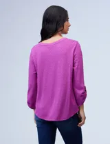 Blusa celeste texturada marca Ruby Rd, con cuello a la base y escote en V. Manga larga de largo regulable.