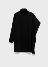 Vestido corto negro de corte recto con cuello alto y mangas asimétricas. Cuenta con cierre posterior de cremallera y botones.