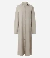Vestido largo chemise negro de Marfinno, confeccionado en mezcla de lino y viscosa. Presenta diseño recto, cuello camisero, botonadura frontal completa, bolsillos laterales y mangas largas con puños.