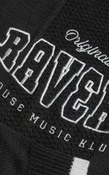 Sweater de punto negro con cuello redondo, mangas largas con franjas laterales blancas y puños en punto rib. Presenta un diseño gráfico bordado en el pecho con la inscripción 'RAVERS' y detalles en blanco.