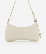 Cartera baguette marrón con textura croco, confeccionada en material sintético. Tiene cierre de cremallera y correa de hombro con esferas doradas.