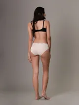 Bombacha hipster color beige con cintura elástica blanca con el logo de Calvin Klein en negro.