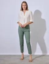 Pantalón de vestir verde esmeralda, de corte recto, con bolsillos laterales y traseros.