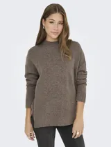 Sweater de punto gris oscuro con cuello alto, manga larga y diseño holgado. Presenta puños y cuello acanalados, con una textura suave y cómoda.