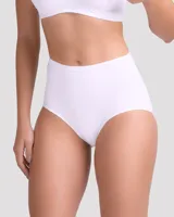 Bombacha de tiro alto diseñada para embarazo y postparto, confeccionada en algodón con lycra, ofreciendo suavidad y sujeción.