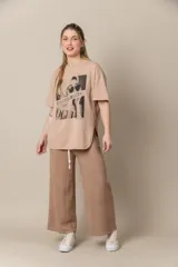 Remera blanca de algodón con cuello redondo y mangas cortas. Estampa frontal con fotografía en blanco y negro de una mujer con toalla en la cabeza y lentes de sol.