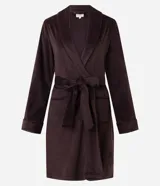 Bata de baño de plush color marrón oscuro, con cuello amplio, mangas largas, dos bolsillos delanteros y lazo voluminoso en la cintura.