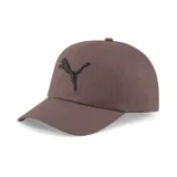Gorra Puma ESS color marrón con logo bordado en negro.