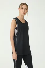 Musculosa deportiva negra con ribete gris en cuello y sisas.